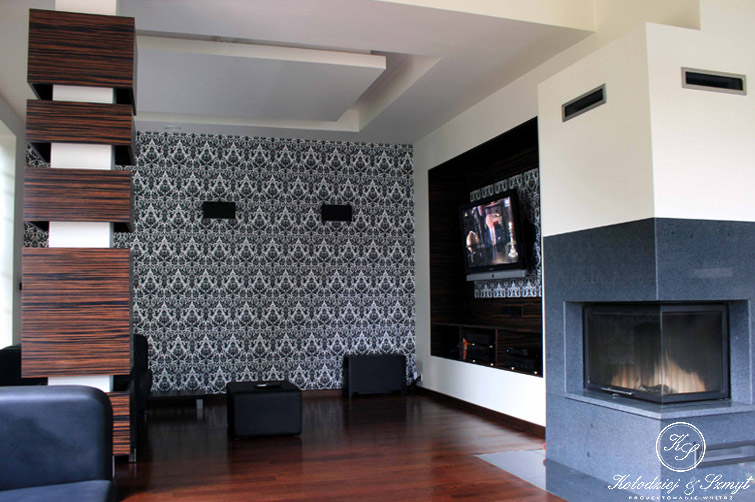 Salon z telewizorem i kominkiem.