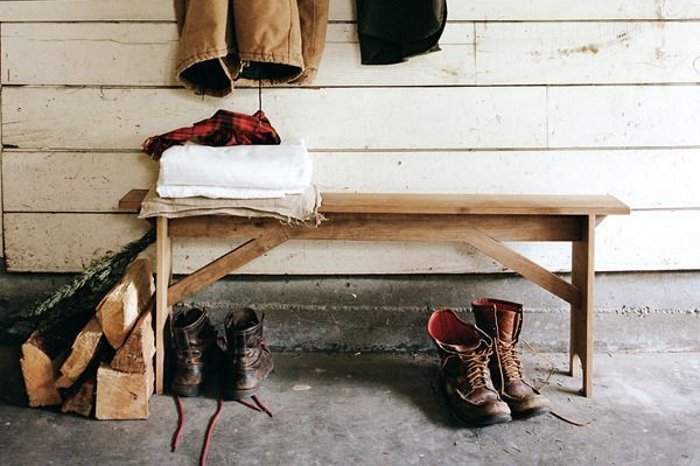 Ława w wiatrołapie do zdejmowania butów.