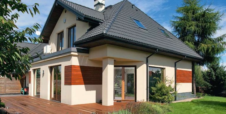 Dom Kasi i Pawła z zewnątrz, wokół drzewa.