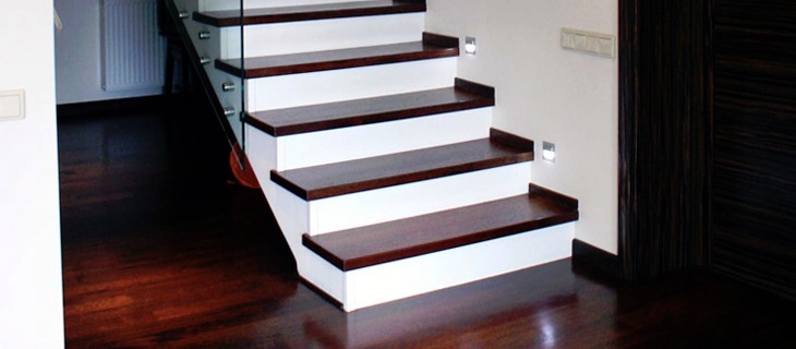 Eleganckie schody prowadzące na poddasze.