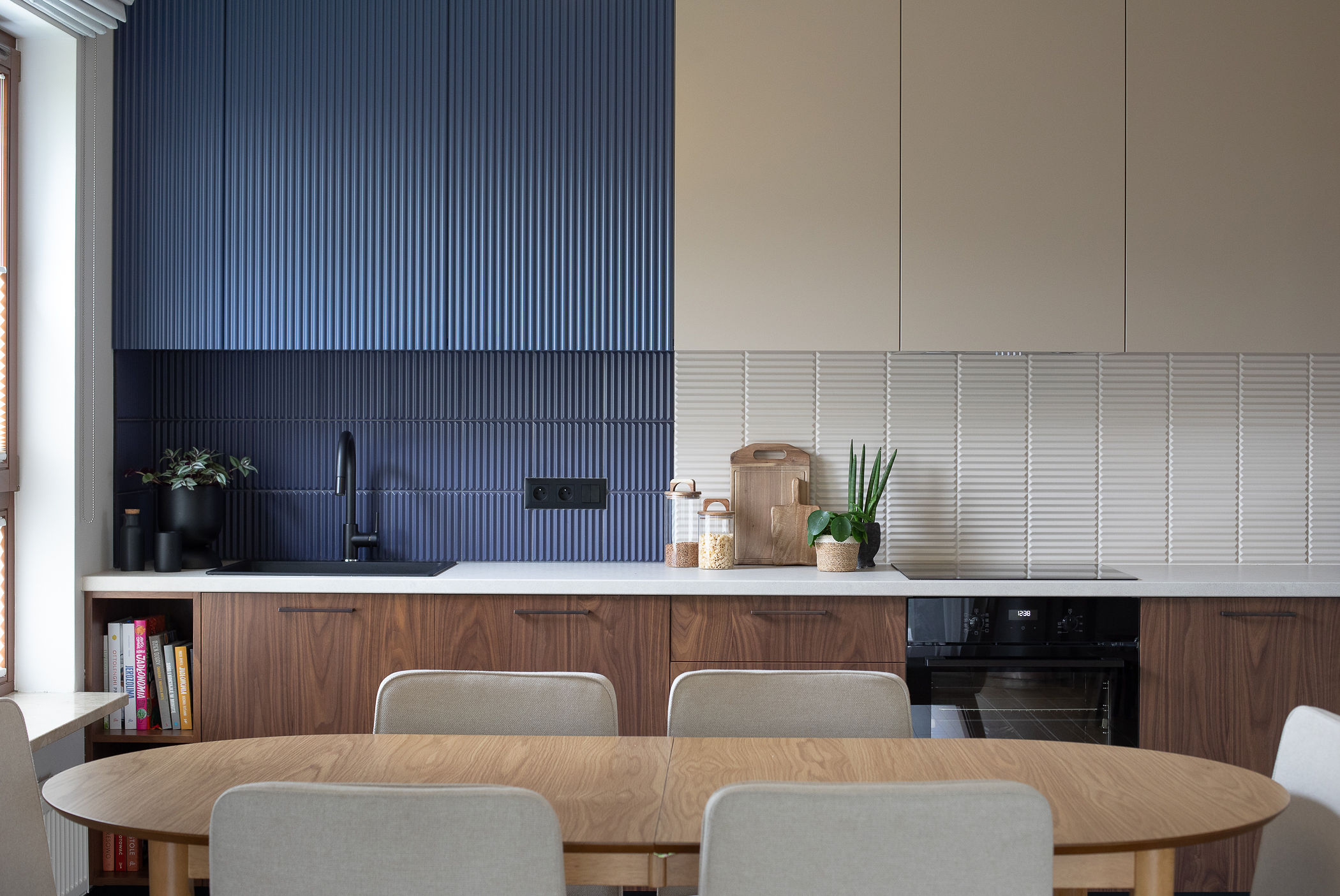 Projekt wnętrza apartamentu 115 m² – nowoczesna kuchnia z granatową zabudową i drewnianymi frontami