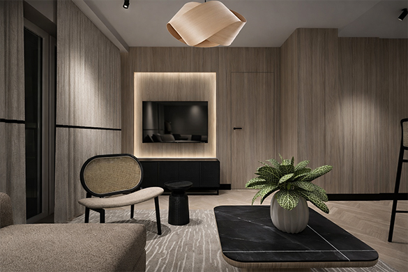 Salon w stylu nowoczesnym Black LINE – minimalistyczne wnętrze domu z naturalnym drewnem, jasną sofą i czarną linią detalu